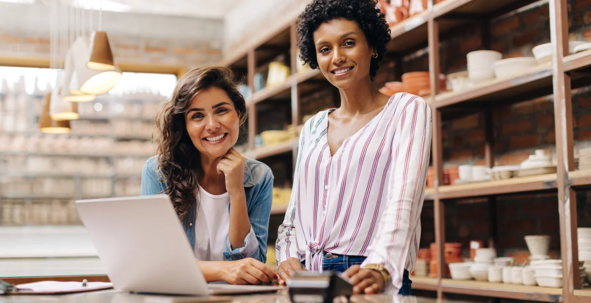 Duas mulheres no balcão de um comércio