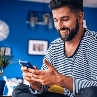 Exemplo de uma pessoa utilizando no celular o aplicativo SafraPay Digital