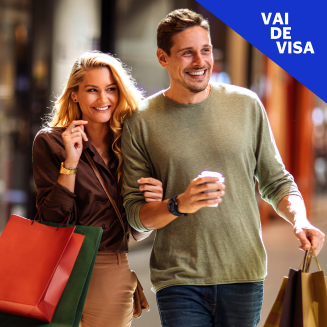 Família feliz usando os benefícios do cartão visa