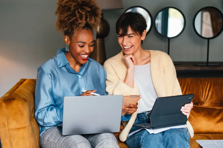 Duas mulheres de negocios falando sobre os beneficios da recorrenciawebp